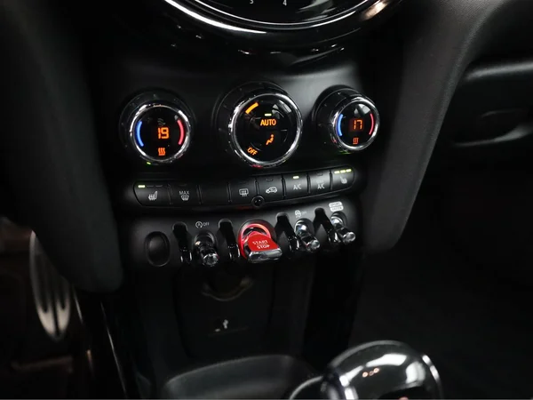 MINI Mini 5 Doors (F55 LCI II) (2022) — foto 8 van 18