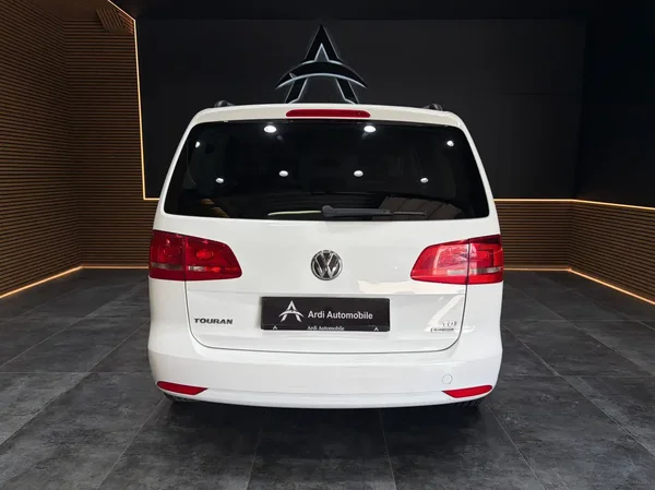 Volkswagen Touran (2015) — foto 18 van 22