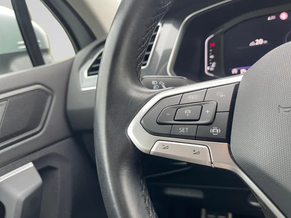 VOLKSWAGEN Tiguan (2021) — foto 11 van 24