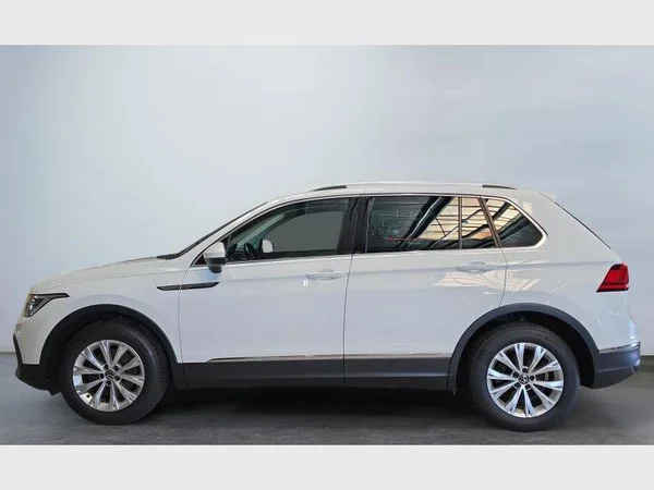 VOLKSWAGEN Tiguan (2021) — foto 23 van 34