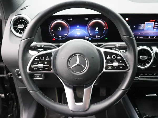 Mercedes-Benz GLA (2023) — foto 2 van 24