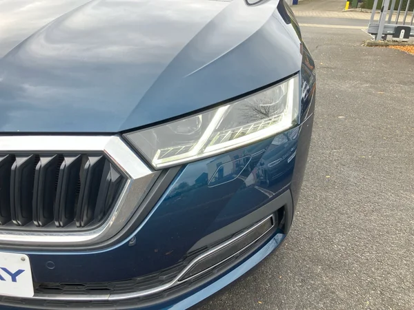SKODA Octavia Combi PHEV (2021) — foto 8 van 26