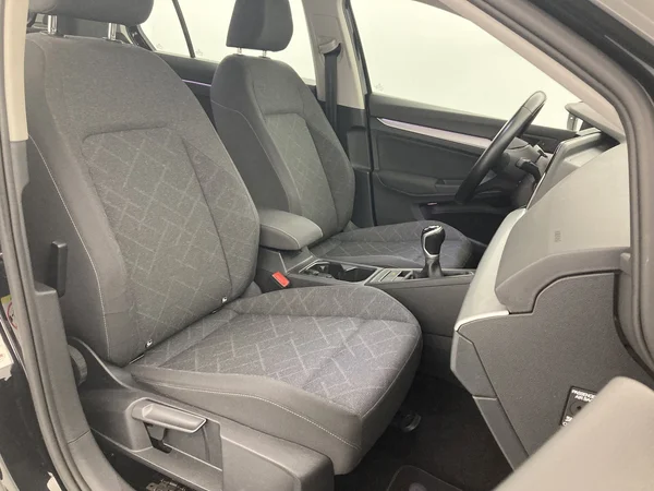 VOLKSWAGEN Golf VIII (2021) — foto 13 van 36