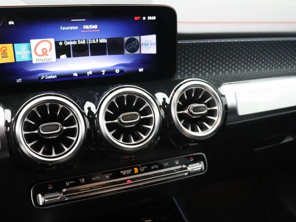 Mercedes-Benz EQB (2025) — foto 3 van 28