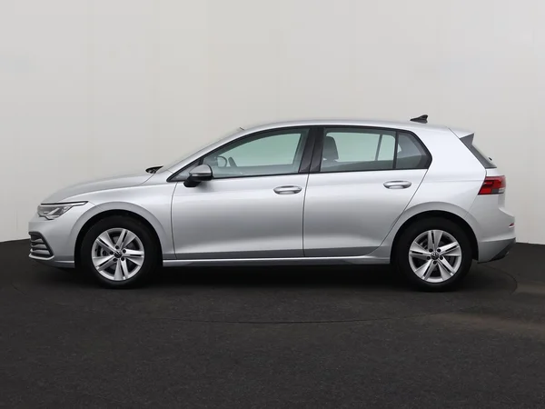 VOLKSWAGEN Golf (2024) — foto 12 van 27
