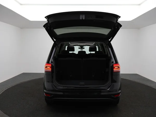 VOLKSWAGEN Touran (2021) — foto 21 van 28