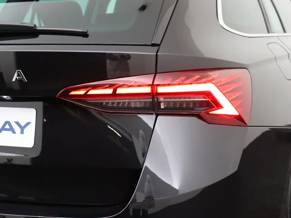 SKODA Octavia Combi (2024) — foto 8 van 19