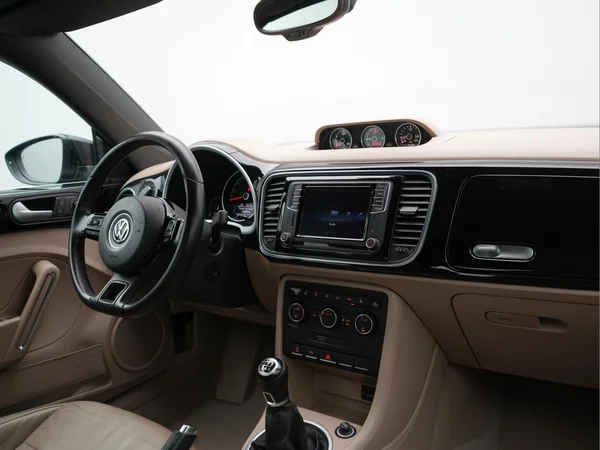 VOLKSWAGEN Beetle Cabriolet (2015) — foto 17 van 39