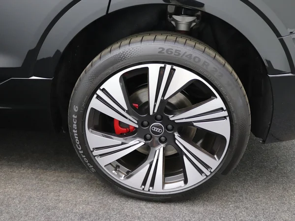 AUDI Q8 e-tron (2024) — foto 8 van 32