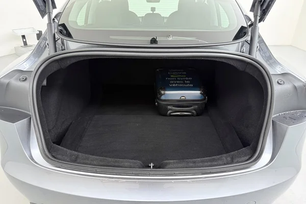 Tesla Model 3 (2025) — foto 3 van 30