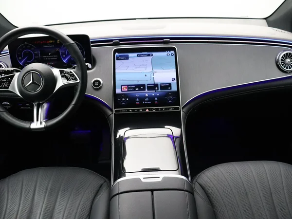 Mercedes-Benz EQE (2023) — foto 11 van 27