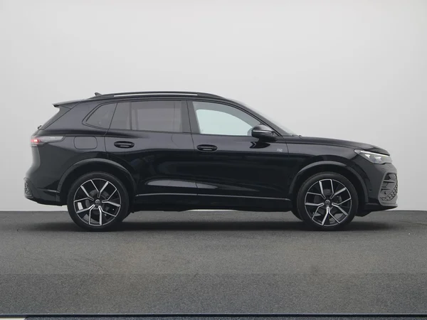 VOLKSWAGEN Tiguan (2024) — foto 13 van 24