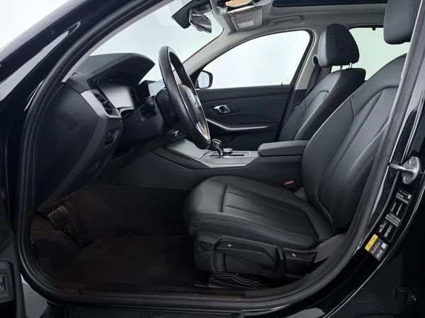 BMW 330 (2021) — foto 2 van 32