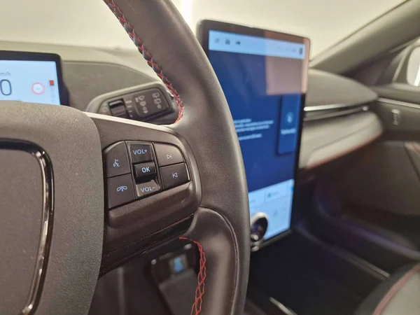 Ford Mustang Mach-E (2023) — foto 3 van 16