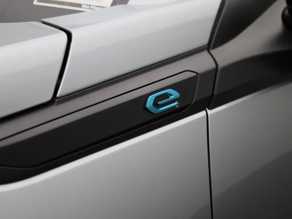 Peugeot e-2008 (2023) — foto 9 van 43