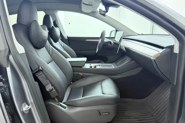 Tesla Model Y (2023) — foto 21 van 23
