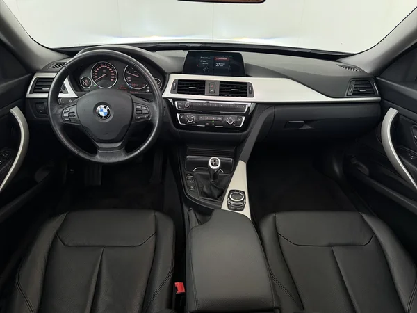 BMW 318 (2020) — foto 31 van 31