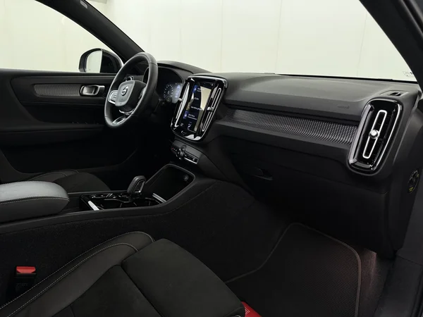 VOLVO XC40 (2022) — foto 3 van 31