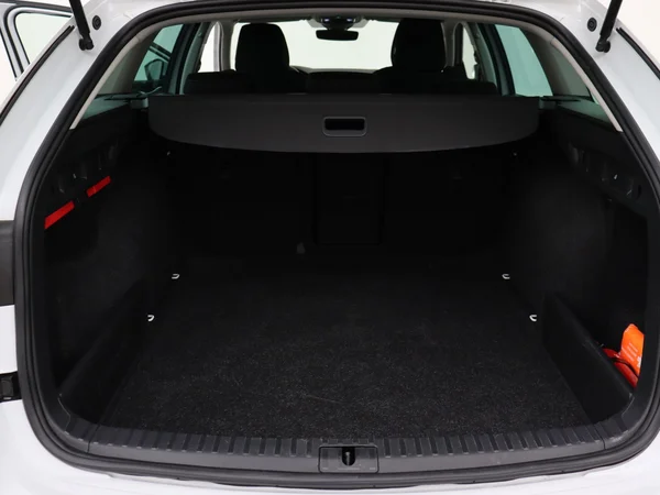SKODA Octavia Combi (2024) — foto 7 van 18