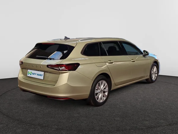SKODA Superb Combi PHEV (2025) — foto 9 van 16