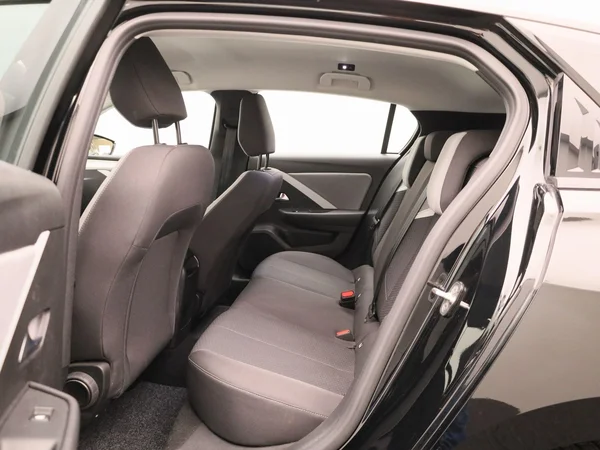 Opel Astra (2023) — foto 2 van 36