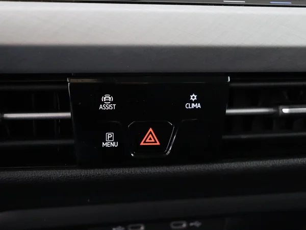 VOLKSWAGEN Golf (2024) — foto 18 van 28