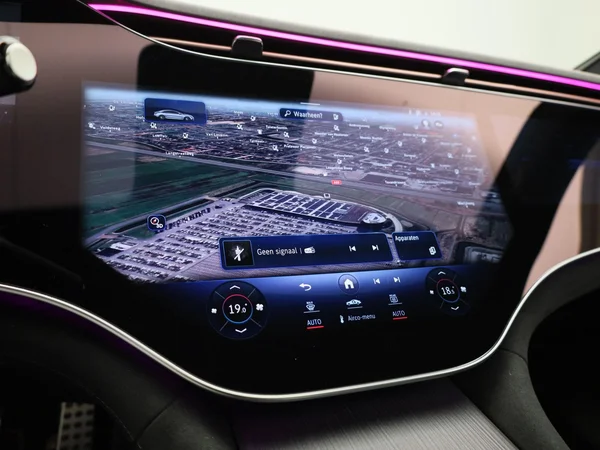 Mercedes-Benz EQE (2022) — foto 28 van 72