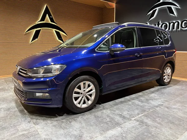 Volkswagen Touran (2016) — foto 16 van 27