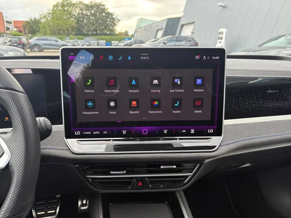 VOLKSWAGEN Passat SW (2024) — foto 7 van 23