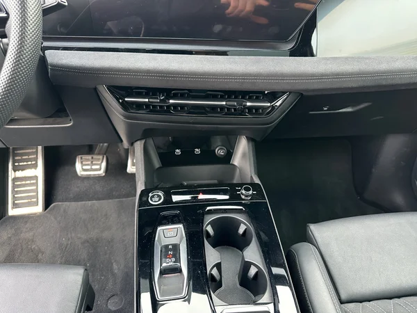 AUDI Q6 e-tron (2025) — foto 2 van 23