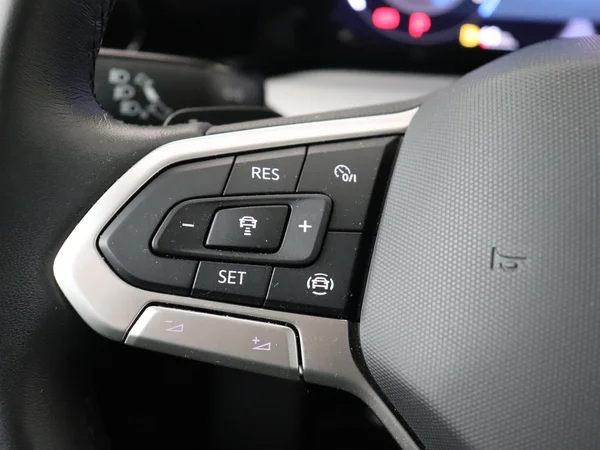 VOLKSWAGEN Golf (2024) — foto 9 van 28