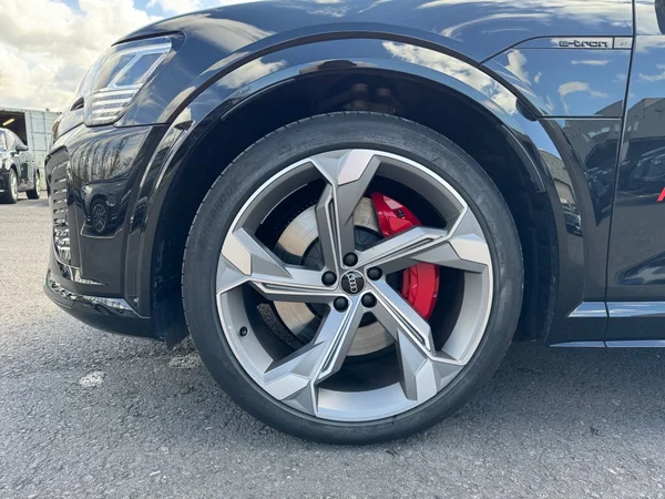 AUDI SQ8 e-tron Sportback (2024) — foto 13 van 21