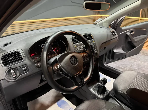 Volkswagen Polo (2015) — foto 23 van 23