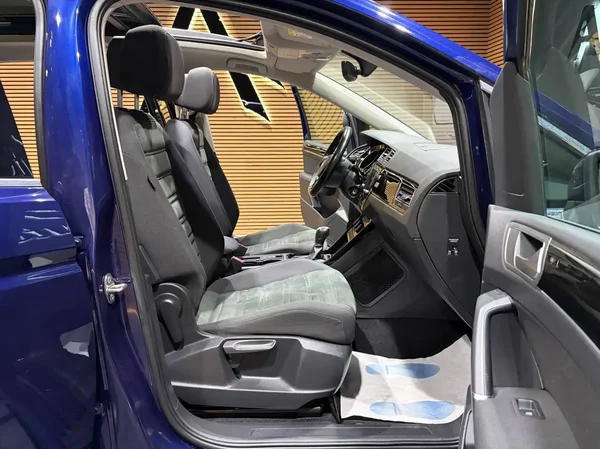 Volkswagen Touran (2016) — foto 10 van 27