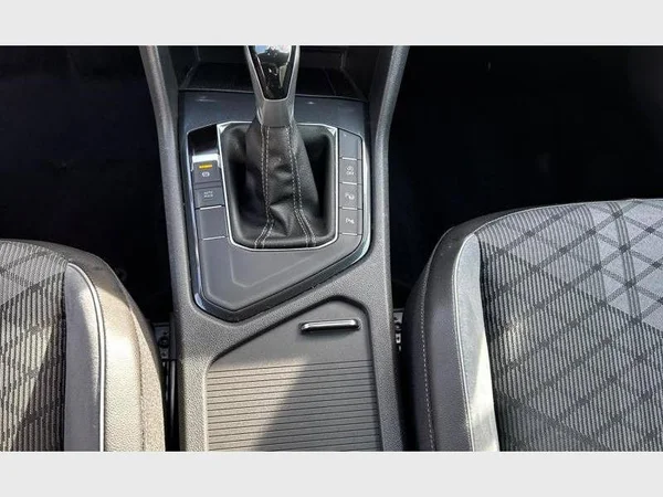 Volkswagen Tiguan (2021) — foto 9 van 31