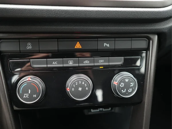VOLKSWAGEN T-Roc (2019) — foto 10 van 25