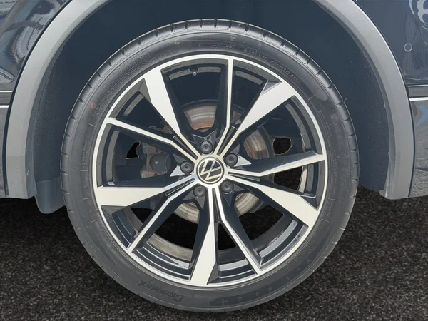VOLKSWAGEN Tiguan (2023) — foto 3 van 23