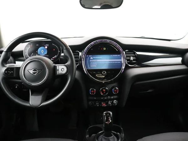 MINI Cooper (2024) — foto 9 van 23