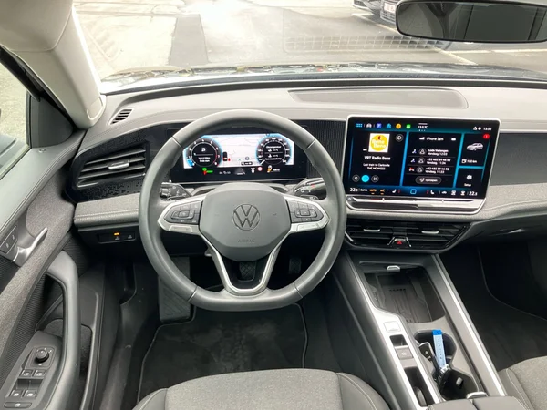 VOLKSWAGEN Passat SW (2024) — foto 12 van 25