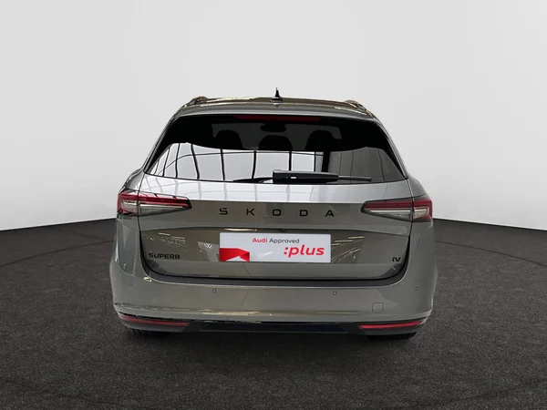 SKODA Superb Combi PHEV (2025) — foto 14 van 16