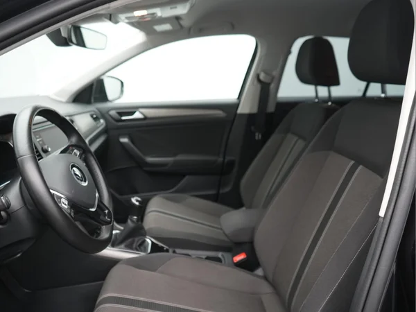 VOLKSWAGEN T-Roc (2021) — foto 2 van 26