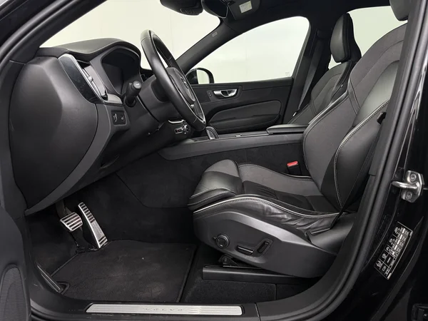 VOLVO XC60 (2021) — foto 2 van 31