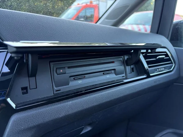 VOLKSWAGEN Touran (2018) — foto 7 van 24