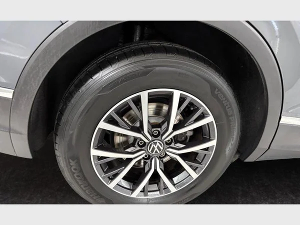 Volkswagen Tiguan (2022) — foto 14 van 15