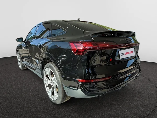 AUDI Q8 Sportback e-tron (2025) — foto 4 van 12
