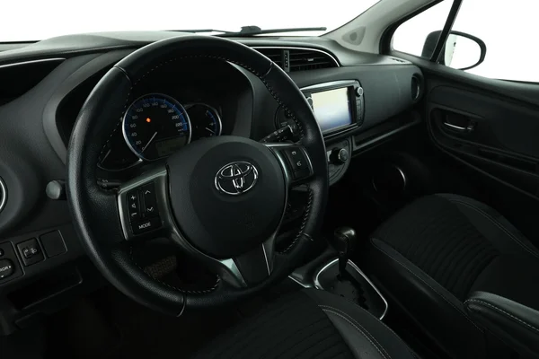 Toyota Yaris (2015) — foto 2 van 16