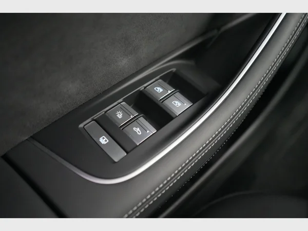 AUDI A8 Long PHEV (2024) — foto 37 van 43