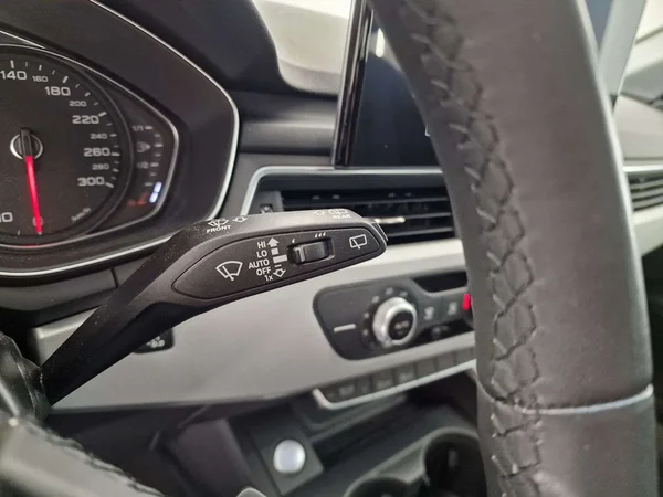 Audi A4 (2023) — foto 6 van 16