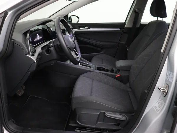 VOLKSWAGEN Golf (2024) — foto 2 van 28