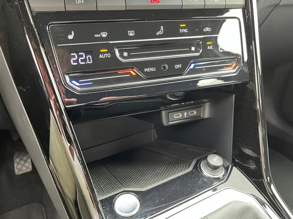 VOLKSWAGEN T-Roc (2023) — foto 8 van 22